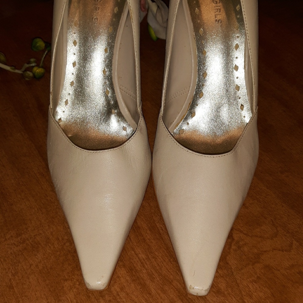 BCBG GIRLS CREAM LEATHER PUMPS